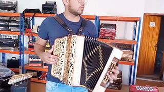 Ive never seen him play the concertina like that, look how incredible he is with the low-key performance of the concertina.