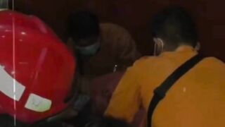Evakuasi penuh tantangan di Wonokromo, Surabaya!