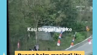 Bro menang soalnya paling jauh lempar nya