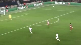 Buset! Kontrol bola Mbappé mulus banget,