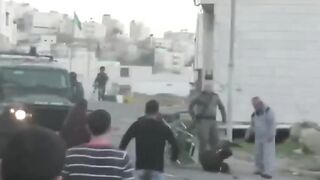 ألقى ضابط إسرائيلي رجلا فلسطينيا معاقا من كرسيه المتحرك على الارض