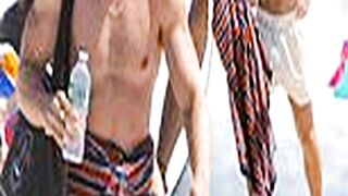 Jeremy Allen White Displays His Chiseled Physique