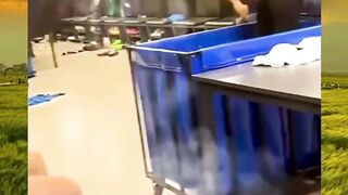 Bukan sekadar kontroversi, Balotelli juga punya momen-momen  salah satunya. SuperMario BalotelliMagic