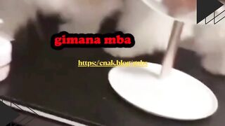Anak anjing polos ini lagi berjuang narik ibunya.