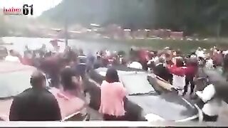 الاعلام التركية نشرت فيديو لحادثة اعتداء من مجموعة من الاتراك على سياح عرب