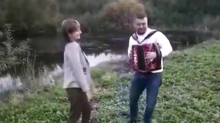 Пластиночка. Поёт под гармонь дуэт "Наши"Александр Никитин и Мария Власова.