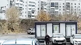 Уфимка во время парковки перепутала педали, влетела в дом и устроила истерику