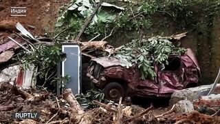 Мощный оползень накрыл людей и машины в Индии