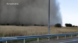 Самолет  попал в пыльную бурю. Люди кричали от страха,