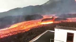 Страшные звуки и реки лавы и ядовитых газов атакуют небо