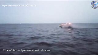 Спасатели нашли вертолет Robinson, который упал в Белое море