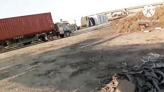Karachiماڑی پور godam se chemical drum load karte hue