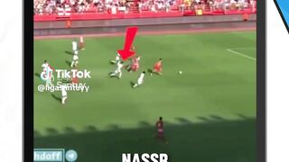Iñigo Martínez lupa dia meninggalkan Barcelona dan kebobolan 3 gol dalam debutnya.