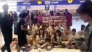 لآن في صالات مطار بن غوريون بتل أبيب متظاهرون يسكبون أكياس الدقيق احتجاجا