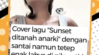 Fokus mendengarkan suara atau fokus melihat gitar