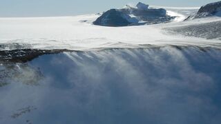 Скорость ветра над антарктическим ледяным щитом достигает 300 кмч.