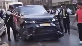 لحظة توقيف مواطن كويتي متورط في حادث مروري كبير