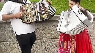 Bryan de Luilhas e sua companheira a dupla maravilha talentosos Folclore Tocadores