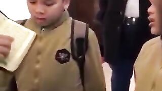 طفلان إندونيسيان يتيمان هما أحمد و كامل يحفظان رقم الآية وسورتها وصفحتها