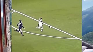 Ingat ini sepak bola, bukan ballet!