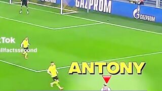 Momen menyakitkan di sepak bola