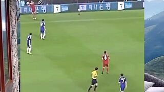 Momen aneh di sepak bola! Dari serius jadi ngakak, lapangan hijau selalu punya kejutan tak terduga!
