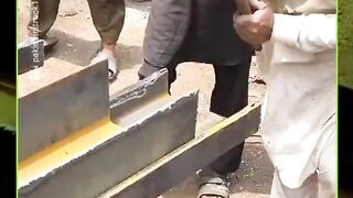 من الصفر وبأدوات بدائية هكذا تصنع الشاحنات في باكستان