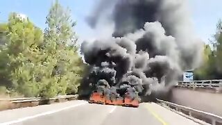 ازم ترحل.  يعني لازم ترحل يا بغل نتنياهو
