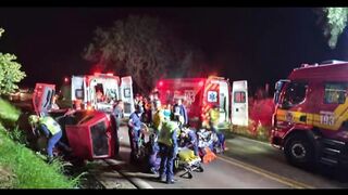 Bombeiros cortam teto de carro para resgatar vítimas de acidente em Chapecó.