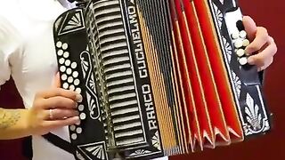 Vejam a maneira como este grande artista toca, impressionante.