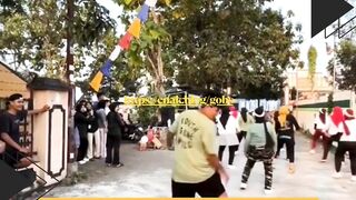 Pemuda ini niat banget joget bareng ibu-ibu di lomba 17an. Tapi liat deh yang di belakang  Anak kecilnya jadi korban goyangan semangat!