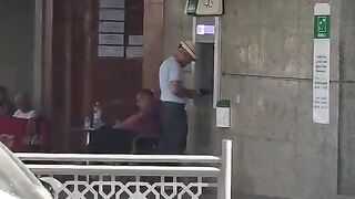 سائح أجنبي في طنجة لم يصدق عينيه حين أعاد له شاب مغربي مبلغا ماليا كان قد