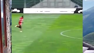 Momen ceroboh di sepak bola! Dari blunder kecil sampai bikin ngakak di lapangan hijau!