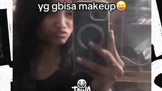 bau oli gak yah itu kamarnya ? wkwkw