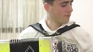 Doceniajcie tego wspaniałego gracza, jak dobrze gra na modinha portugalskiego emigranta!