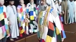 كيف أقنعهم بهرائه هذا
