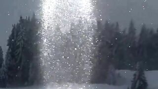 Солнечная свеча.Такое необычное природное явление засняли лыжники в Альпах