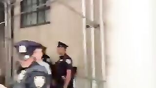 الطفل علي الذي تم اختطافه بالأمس بعد بلطجة موظفي البعثة المصرية يعود