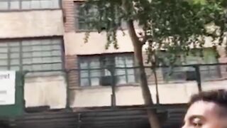 يادي الذل ويادي العار. باعوا الأرض بالدولار. متظاهرون يحاصرون مقر البعثة