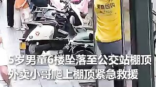 Baby Fall on the Top kid deliveryguy rescue safe lucky China