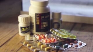 Медицинские таблетки растворяются в воде под макрообъективом.