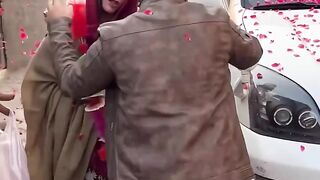 Zartaj gull warm welcome with flowers