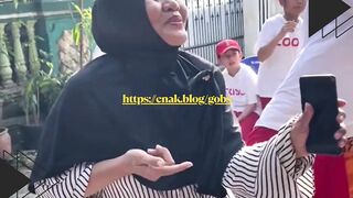 Gagal Fokus! Gigi Palsu Ibu Ini Ikutan Lomba Tiup Gelas