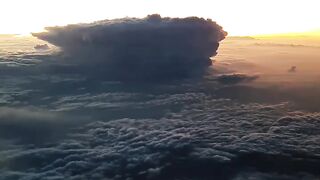 Вид на грозовой фронт из кабины самолёта.