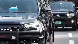 سوشل میڈیا پر تنقید کے بعد میڈم نے اپنا دروزہ اب خود کھولنا شروع کردیا