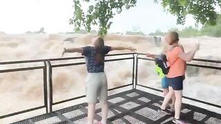 Самый широкий водопад в мире.