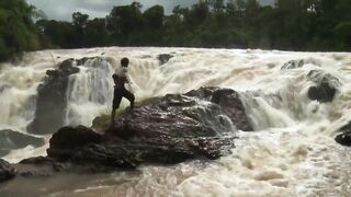 Самый экстремальный рыбак в мире.