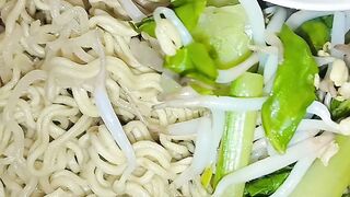 Mie ayam pakai sayur lebih enak