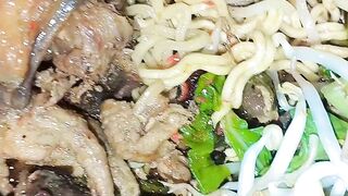 Makan siang mie ayam