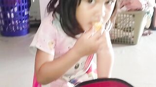 Athaya doyan banget Makan mie ayam